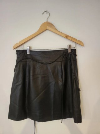 Falda Sfera Negra. Imitación piel. Nueva. T L