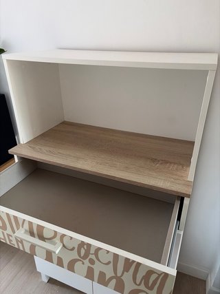 Mueble de cocina blanco y madera
