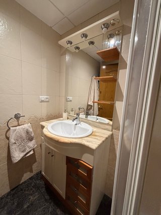Mueble de baño con espejo y lavabo