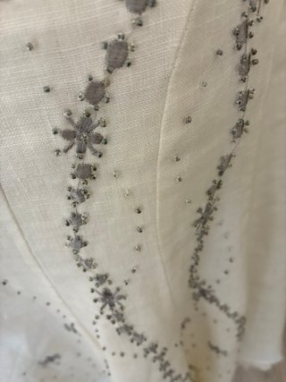 Conjunto Falda pedrería vuelo y Top gris