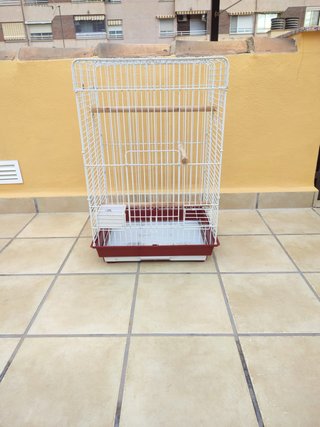 Jaula para pájaros blanca y roja