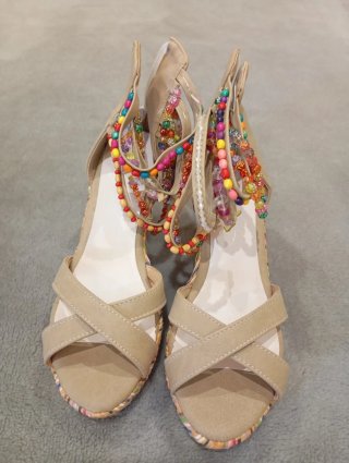 Sandalias cuña T.37 beige y multicolor