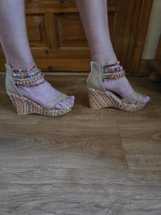Sandalias cuña T.37 beige y multicolor