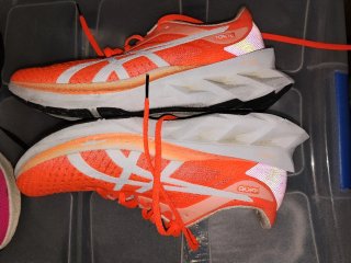 Zapatillas running Asics Naranja y Blanco