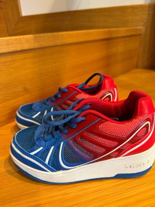 Zapatillas con ruedas azules y rojas N 33