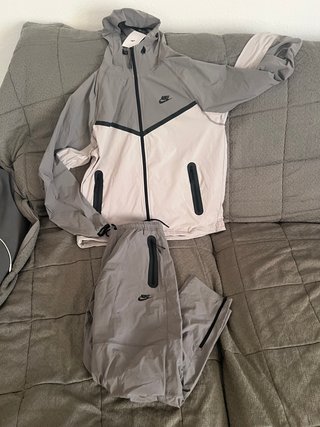 Conjunto Nike Tech Chándal Gris y Beige