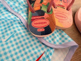 Chanclas y pantalón de niña
