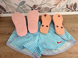Chanclas y pantalón de niña