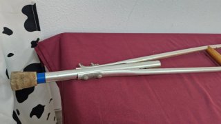 Muleta ajustable de metal y cuero sintético