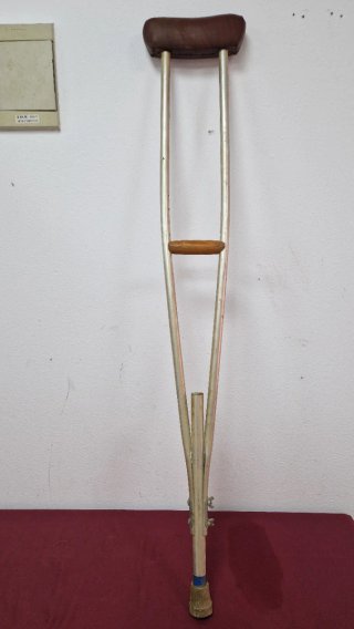 Muleta ajustable de metal y cuero sintético