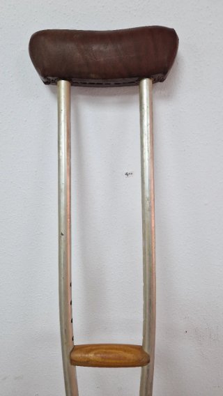 Muleta ajustable de metal y cuero sintético