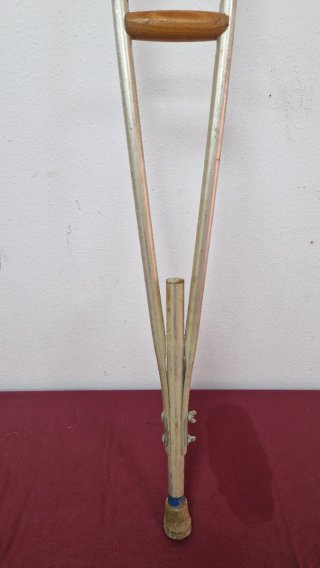 Muleta ajustable de metal y cuero sintético