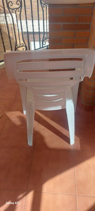 Sillas de terraza de plástico blancas