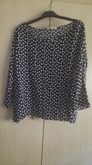 Camisa azul marino con corazones blancos