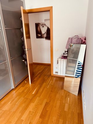 LEER!Habitación disponible entre semana SOLO chica