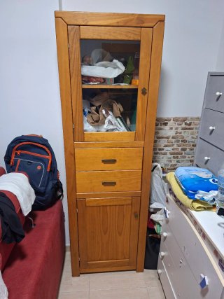 Mueble de madera con cristal