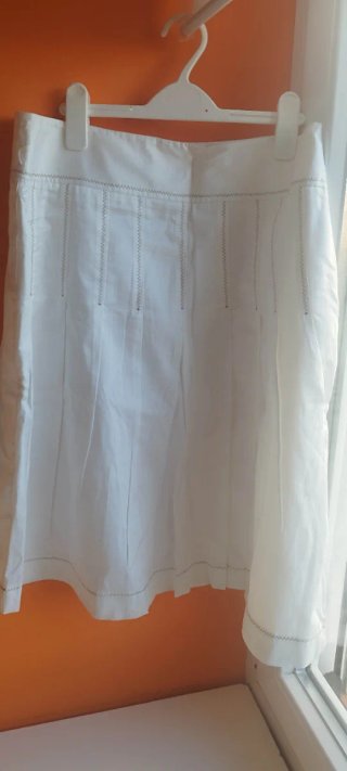 Falda blanca plisada