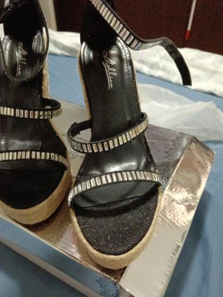 Scarpe con zeppa beige e nere