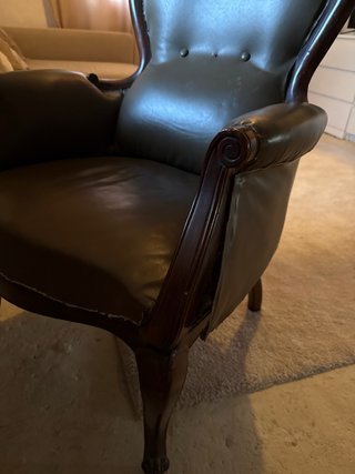 Sillón orejero clásico piel y madera