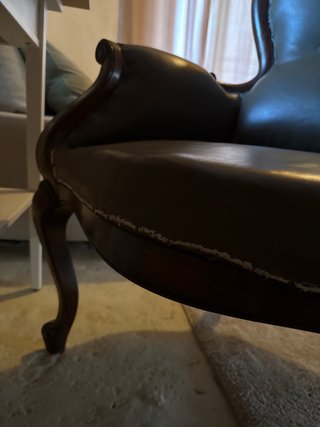 Sillón orejero clásico piel y madera