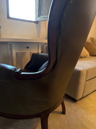 Sillón orejero clásico piel y madera