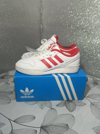 Zapatillas Adidas Team court. Nuevas a estrenar