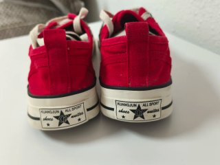 Zapatillas rojas estilo Converse respetuosas