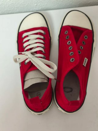 Zapatillas rojas estilo Converse respetuosas