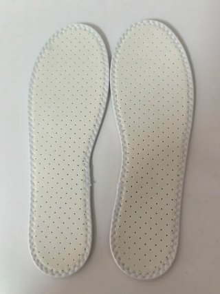 Zapatillas rojas estilo Converse respetuosas
