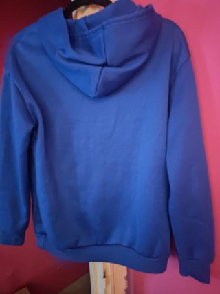 Sudadera azul con corazón blanco