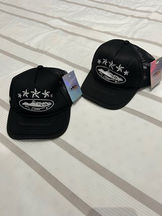 Gorra Corteiz Negra con Estrellas y Logo