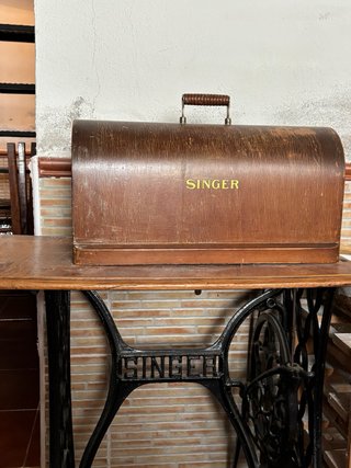 Máquina de coser antigua SINGER. Incluye mueble.