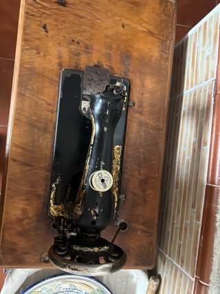 Máquina de coser antigua SINGER. Incluye mueble.