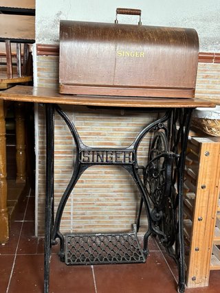 Máquina de coser antigua SINGER. Incluye mueble.