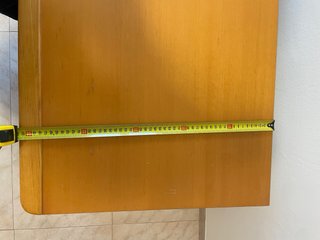 Escritorio de madera marrón