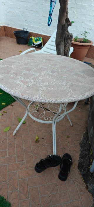 Mesa de jardín redonda de piedra