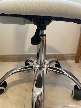 Silla de oficina giratoria blanca y plateada