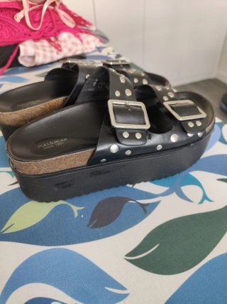 Sandalias Pull & Bear negras con tachuelas