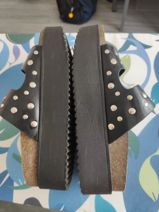 Sandalias Pull & Bear negras con tachuelas