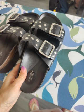 Sandalias Pull & Bear negras con tachuelas