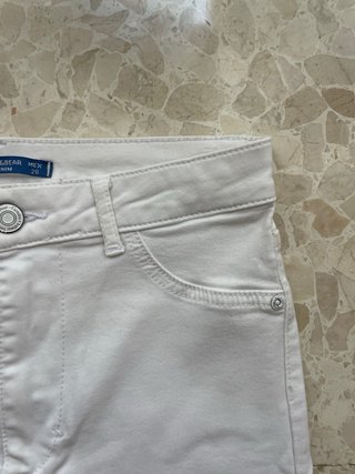 Pantalón pitillo blanco Pull and Bear