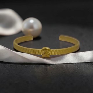 Pulsera dorada con oso
