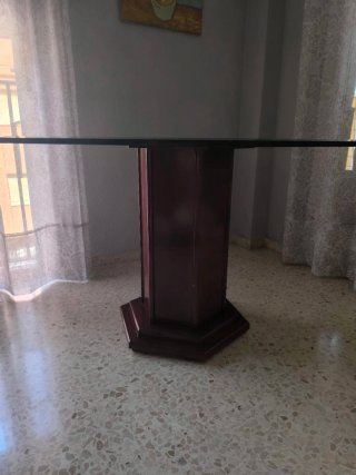 Mesa de cristal octagonal con peana para salón.