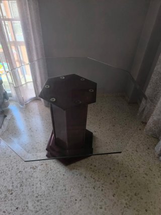 Mesa de cristal octagonal con peana para salón.