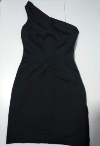 Vestido negro asimétrico