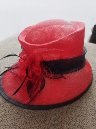 Vestido fiesta rojo y negro con sombrero