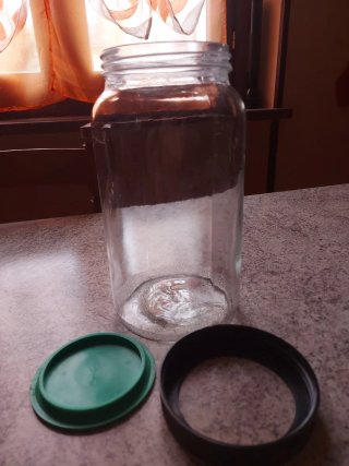 Vaso contenitore alimenti con tappo e ghiera