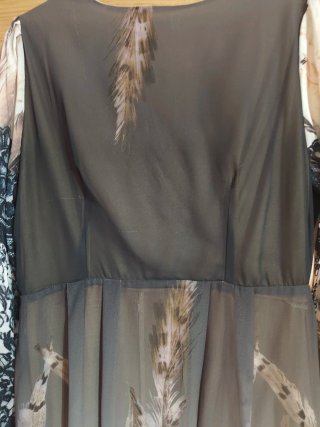 Vestido largo estampado plumas