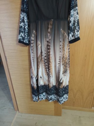 Vestido largo estampado plumas