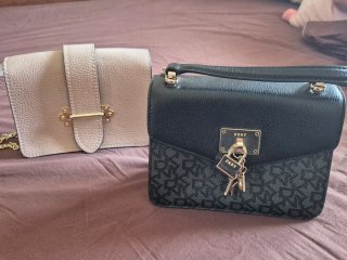 Dos bolsos: crema y negro con cadena